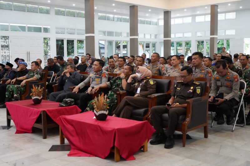 Pelaksanaan Rakor Linsek Ops Ketupat Lodaya Tahun 2023 yang dilaksanakan di Gedung Pendopo, Kecamatan Garut Kota, Kabupaten Garut, Rabu (13/04/2023). (Foto : Deni Seftiana & M. Sofyan Fauzi/Diskominfo Garut).