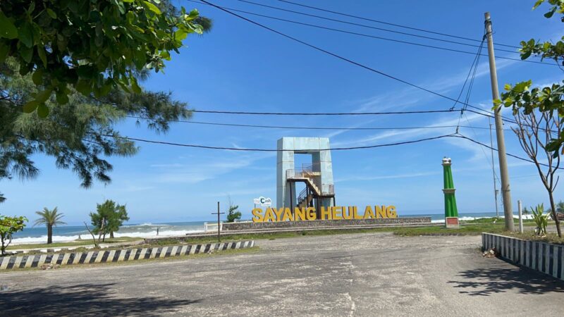 Bupati Garut, Rudy Gunawan melakukan monitoring pariwisata pantai yang berlokasi di Garut Selatan, Kabupaten Garut, Minggu (16/5/2023). (Foto: Deni Seftiana/ Diskominfo Garut)