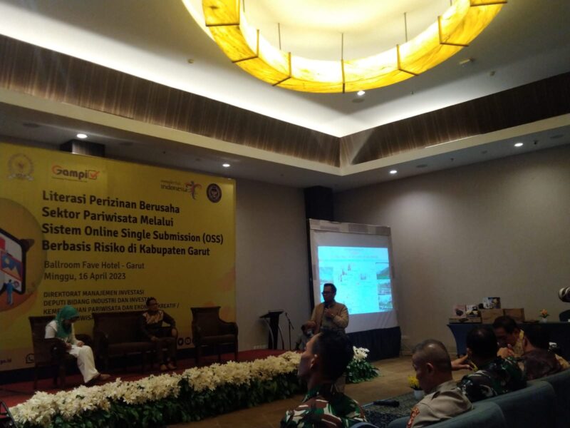 Pelaksanaan kegiatan Literasi Perizinan Berusaha Sektor Pariwisata melalui Sistem _Online Single Submission_ (OSS) Berbasis Risiko di Kabupaten Garut, di Ballroom Kassiti Fave Hotel, Jalan Raya Cimanuk, Kecamatan Tarogong Kidul, Kabupaten Garut, Minggu (16/4/2023). (Foto : Yan AS/Diskominfo Kab. Garut)