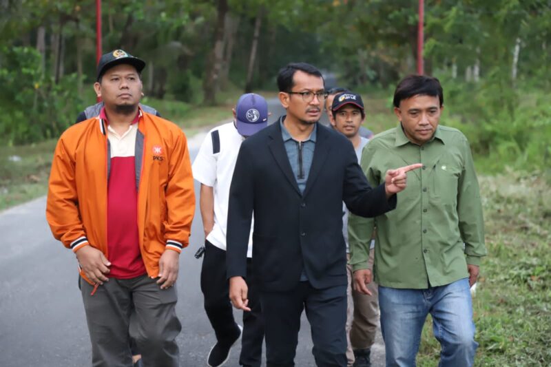 Wabup Garut melakukan peninjauan di Pantai Sayang Heulang, Desa Mancagahar, Kecamatan Pameungpeuk, Kabupaten Garut, Rabu (19/4/2023). (Foto: Yogi Budiman/ Diskominfo Garut)