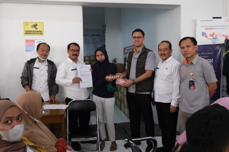 Penyaluran bantuan PMT secara simbolis dilaksanakan di Kantor Pos Garut, Jalan Ahmad Yani, Kecamatan Garut Kota, Kabupaten Garut, Rabu (3/5/2023).
(Foto: M Azi/ Moch Ahdiansyah/ Diskominfo Garut/ Dok. DPPKBPPPA Garut)