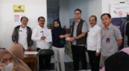 Penyaluran bantuan PMT secara simbolis dilaksanakan di Kantor Pos Garut, Jalan Ahmad Yani, Kecamatan Garut Kota, Kabupaten Garut, Rabu (3/5/2023). (Foto: M Azi/ Moch Ahdiansyah/ Diskominfo Garut/ Dok. DPPKBPPPA Garut)