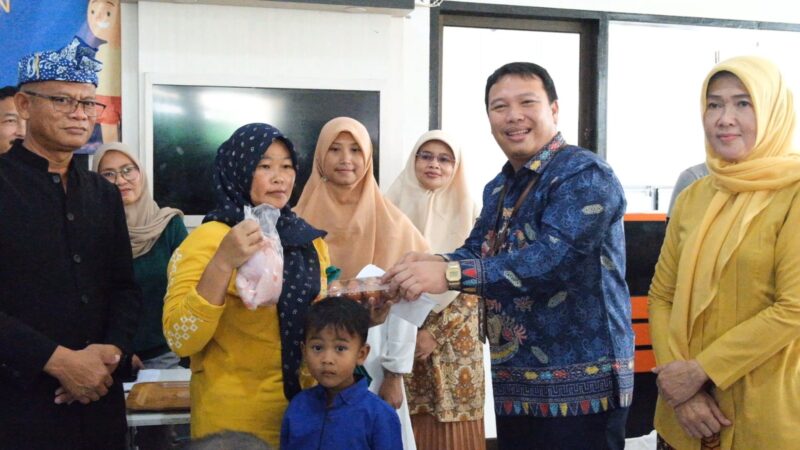 Sekda Kabupaten Garut, Nurdin Yana, mendampingi Plt. Kepala Badan Kependudukan dan Keluarga Berencana Nasional (BKKBN) Provinsi Jawa Barat, Dadi Ahmad Roswandi, meninjau penyaluran bantuan Pemberian Makanan Tambahan (PMT) di Kantor Pos Garut, Jalan Ahmad Yani, Kecamatan Garut Kota, Kabupaten Garut, Kamis (4/5/2023). (Foto: Ilham Kautsar Prawira/ Diskominfo Garut)