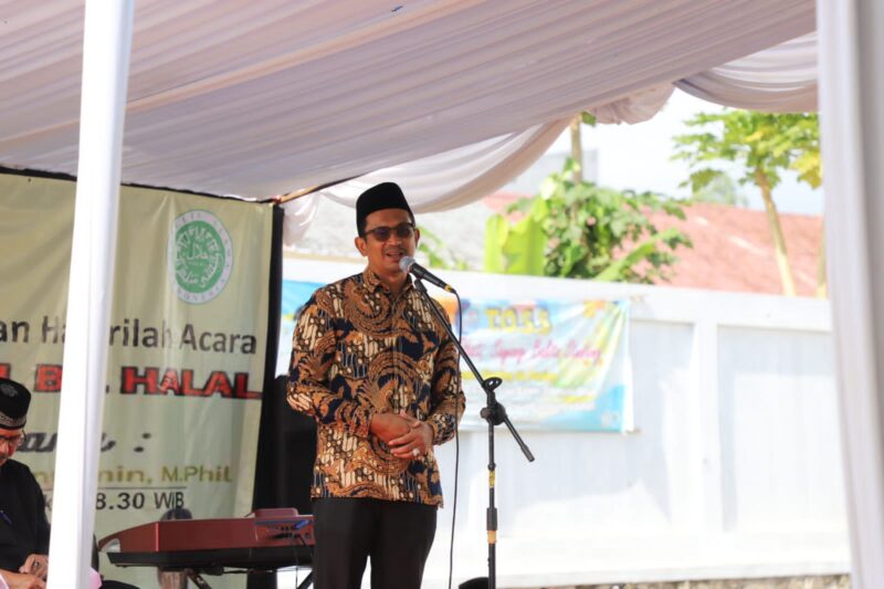 Wakil Bupati Garut, dr. Helmi Budiman, menghadiri acara silaturahmi Halal Bi Halal dan Tabligh Akbar, di Halaman Kantor Kecamatan Cilawu, Kabupaten Garut, Kamis (4/5/2023). (Foto: Yogi Budiman/ Diskominfo Garut)