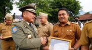 Bupati Garut memberikan piagam pembina linmas terbaik sekabupaten Garut kepada Kepala Desa Cintamanik Cecep Supriadi Saat Gelar Upacara Peringatan HUT ke-73 Satpol PP dan Satlinmas ke-61 Tingkat Kabupaten Garut