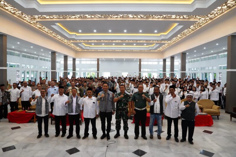 Pelaksanaan Deklarasi Damai bagi seluruh Calon Kepala Desa di 82 desa pada 28 kecamatan yang dilaksanakan di Gedung Pendopo, Kecamatan Garut Kota, Kabupaten Garut, Rabu (10/5/2023). (Foto: Anggana Mulia/ Deni Seftiana/ Bagus/ Diskominfo Garut)