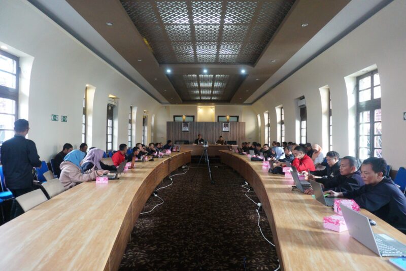 Bimbingan Teknis (Bimtek) Sistem Informasi Pemerintahan Daerah (SIPD) yang dilaksanakan di Aula BPKAD, Jalan Kiansantang, Kecamatan Garut Kota, Kabupaten Garut, Kamis (11/5/2023).  (Foto: Muhamad Azi Zulhakim/ Nindi Nurdiyanti/ Diskominfo Garut)