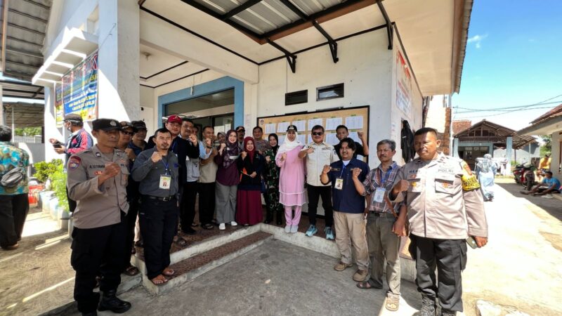 Bupati Garut, Rudy Gunawan, meninjau persiapan Pilkades Serentak Tahun 2023 di beberapa kecamatan di Kabupaten Garut, Minggu (14/05/2023). (Foto : Deni Seftiana/Diskominfo Garut).