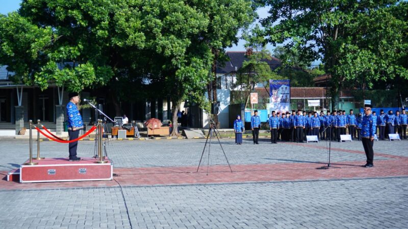 Pelaksanaan Apel Kesadaran Nasional tingkat Kabupaten Garut yang dilaksanakan di Lapangan Sekretariat Daerah (Setda) Garut, Jalan Pembangunan, Kecamatan Tarogong Kidul, Kabupaten Garut, Rabu (17/05/2023). (Foto : Deni Seftiana/M. Azi Zulhakim/Ilham Kautsar Prawira/Diskominfo Garut).