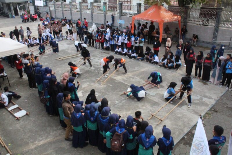 Asda III Bidang Administrasi Umum Setda Garut, Budi Gan Gan Gumilar, memberikan sambutan dalam acara Atraksi III KSR PMI Unit ITG, di Kampus ITG, Jalan Mayor Syamsu, Kecamatan Tarogong Kidul, Kabupaten Garut, Minggu (21/05/2023). (Foto : Anggana Mulia/Diskominfo Garut).