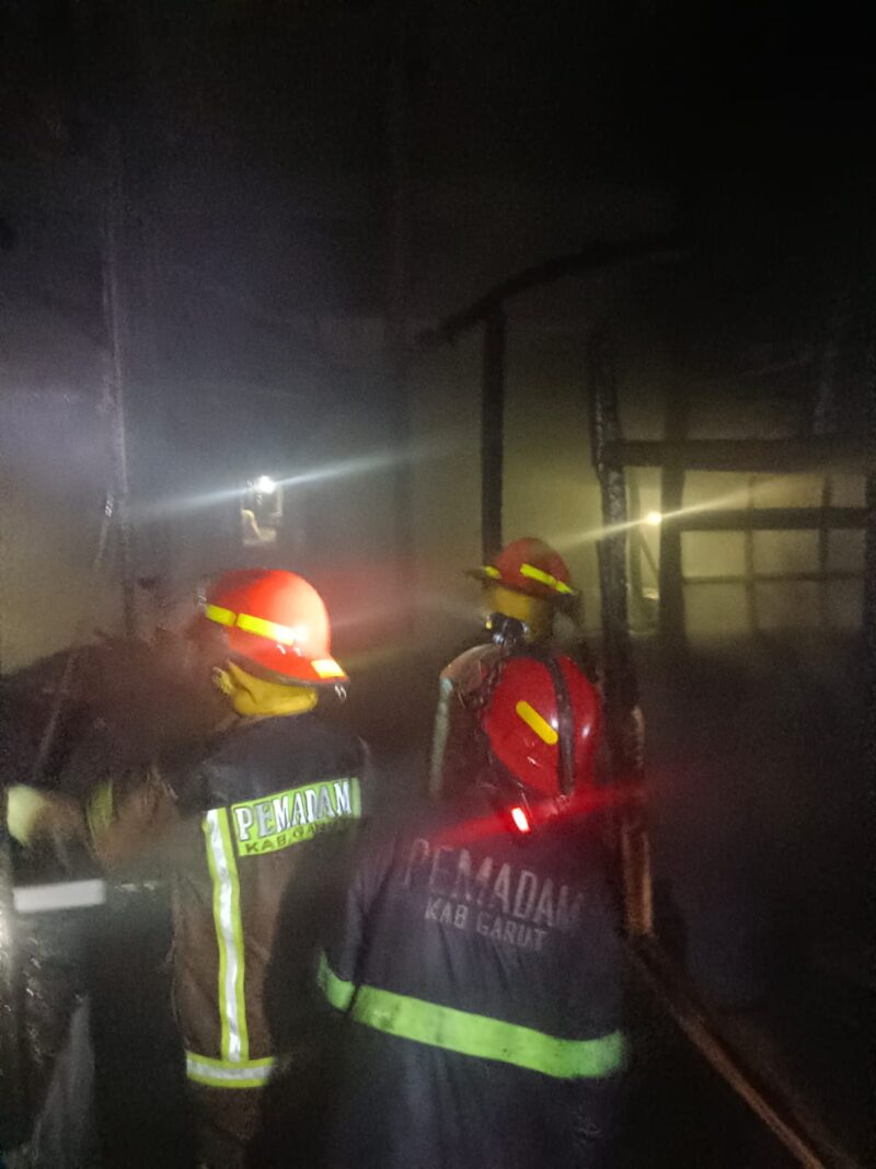 Petugas Disdamkar Garut dibantu warga dan yang lainnya berjibaku memadamkan api yang membakar beberapa kios di Blok G Pasar Ciawitali, Desa Haurpanggung, Kecamatan Tarogong Kidul, Kabupaten Garut, Rabu (24/05/2023). (Dok. Disdamkar Garut).