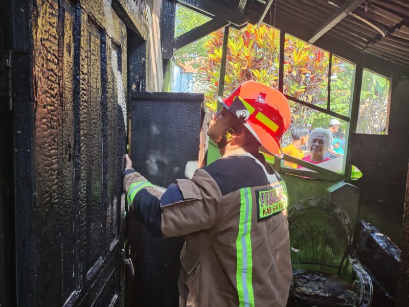 Petugas Disdamkar Garut melakukan pemadaman gudang yang terbakar di Kampung Panyingkiran, Desa Wanasari, Kecamatan Wanaraja, Kabupaten Garut, Kamis (25/05/2023). (Foto : Dok. Disdamkar Garut).