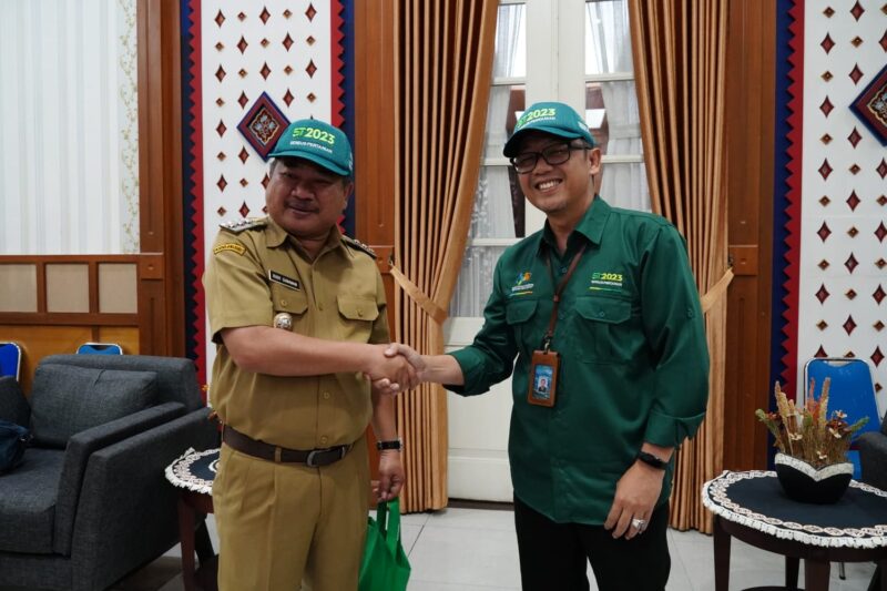 Bupati Garut, Rudy Gunawan, mengajak masyarakat dan jajaran Pemkab Garut untuk menyukseskan Sensus Pertanian 2023 di Ruang Pameng, Kecamatan Garut Kota, Kabupaten Garut, Senin (29/05/2023).