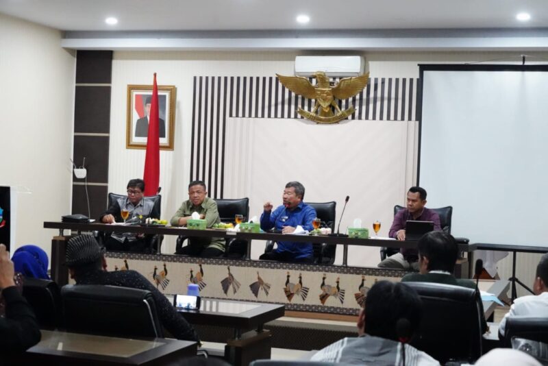 Bupati Garut, Rudy Gunawan, menerima menerima audiensi dari Aliansi Umat Islam Garut di Ruang Rapat Sekretariat Daerah (Setda) Garut, Jalan Pembangunan, Kecamatan Tarogong Kidul, Kabupaten Garut, Selasa (30/5/2023).