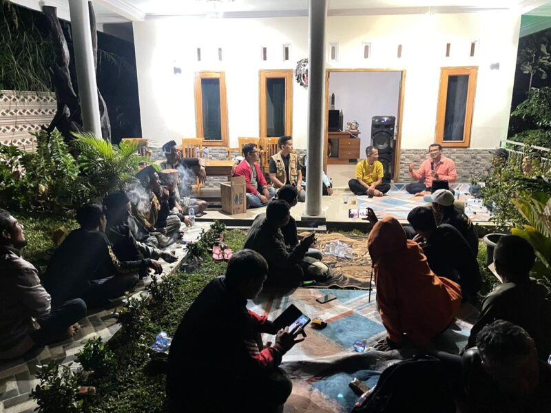 Wakil Bupati Garut, dr. Helmi Budiman, hadir di tengah-tengah masyarakat Kampung Cibala, Desa Maroko, Kecamatan Cibalong, Kabupaten Garut, Selasa (30/05/2023), untuk menerima aspirasi dan berdiskusi dengan masyarakat