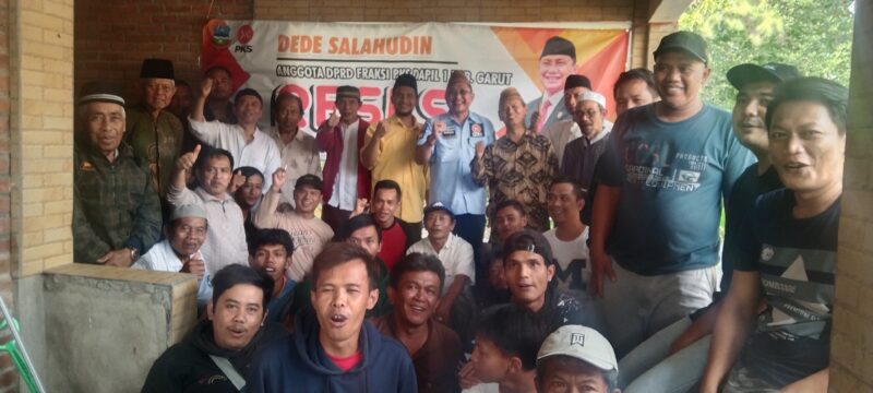 Anggota fraksi PKS Dede Salahudin Poto bersama dengan masyarakat kampung Mulabaruk (Poto Ihsan)