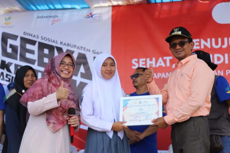 Wakil Bupati Garut, dr. Helmi Budiman menghadiri pelaksanaan Gebyar Program Keluarga Harapan (PKH) yang dilaksanakan di Lapangan Sepak Bola Pasirwangi, Kecamatan Pasirwangi, Kabupaten Garut, Sabtu (10/6/2023