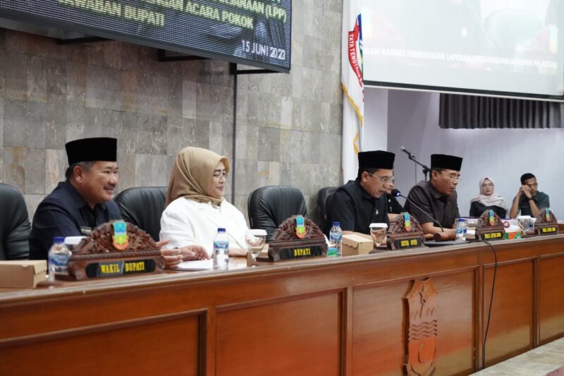 Pelaksanaan Rapat Paripurna DPRD Garut Masa Sidang II Tahun Sidang 2023 dalam rangka Pembahasan Laporan Pertanggungjawaban Pelaksanaan (LPP) APBD Tahun Anggaran 2022 dengan acara pokok Jawaban Bupati Garut atas Pandangan Umum Fraksi DPRD Kabupaten Garut yang dilaksanakan di Ruang Rapat Paripurna, Jalan Patriot, Kecamatan Tarogong Kidul, Kabupaten Garut, Kamis (15/6/2023).