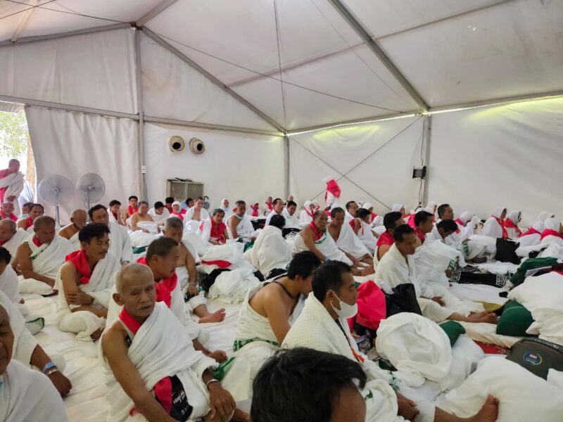 Alhamdulillah 1.938 jamaah haji asal Garut dalam keadaan sehat, dan melaksanakan wukuf di padang Arafah, saya mendapatkan laporan dari Ibu Kadinkes yang ada di Arafah, kita doakan semuanya dalam keadaan sehat wal'afiat,