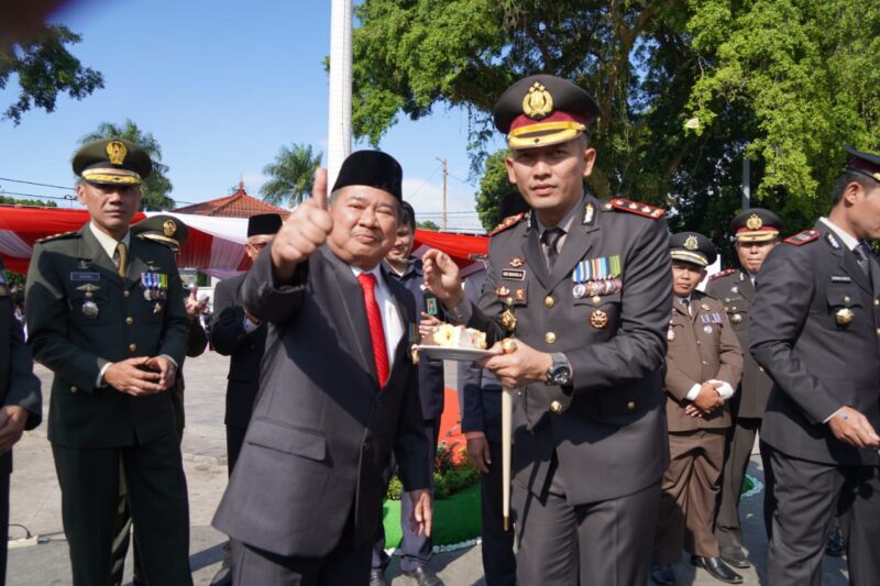 Pelaksanaan upacara Hari Ulang Tahun (HUT) Bhayangkara ke-77 yang berlokasi di Lapangan Oto Iskandar di Nata, Alun-alun Garut, Kecamatan Garut Kota, Kabupaten Garut, Sabtu (1/7/2023).