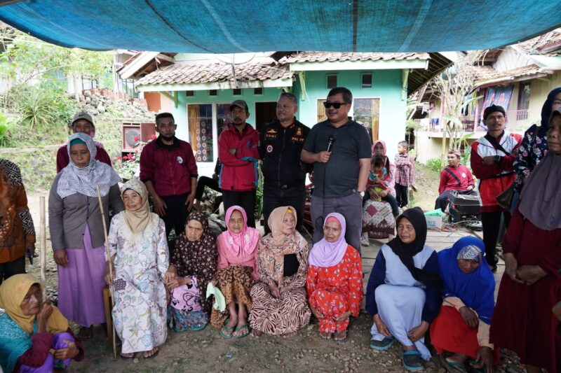 Bupati Garut, Rudy Gunawan melakukan kunjungan ke wilayah Garut bagian selatan diantaranya yaitu ke Kecamatan Cibalong dan Kecamatan Cisewu, Minggu (2/7/2023).