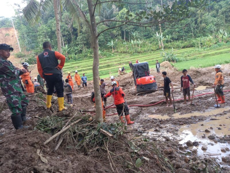 Pelaksanaan operasi SAR pencarian warga tertimbun longsor di Kampung Lembur Tengah, RT 03 RW 09, Desa Sukanagara, Kecamatan Peundeuy, Minggu (9/7/2023).