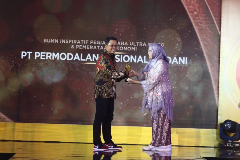 PENAGARUT.COM – PT Permodalan Nasional Madani atau PNM semakin erat menjalin holding ultra mikro bersama PT BRI dan PT Pegadaian. Khususnya, pada pengembangan perempuan ultra mikro binaannya melalui Divisi program Pengembangan Kapasitas Usaha (PKU).
