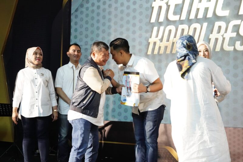 Bupati Garut, Rudy Gunawan, memberikan sambutan dalam acara Pisah Sambut Kapolres Garut yang dilaksanakan di Ballroom Hotel Santika, Jalan Cipanas Baru, Kecamatan Tarogong Kaler, Kabupaten Garut, Kamis malam (13/07/2023).