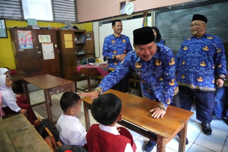Bupati Garut melakukan kunjungan hari pertama masuk sekolah di SMPN 4 Garut dan SDN 3,4,5 Sukamenteri, di Jalan Ahmad Yani, Kecamatan Garut Kota, Kabupaten Garut, Senin (17/7/2023)