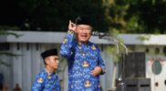 Bupati Garut, Rudy Gunawan, memberikan arahan dalam acara pelantikan PPPK Nakes Formasi Tahun 2022 di Kabupaten Garut, yang dilaksanakan di Alun-Alun Garut, Kecamatan Garut Kota, Kabupaten Garut, Senin (17/4/2023).