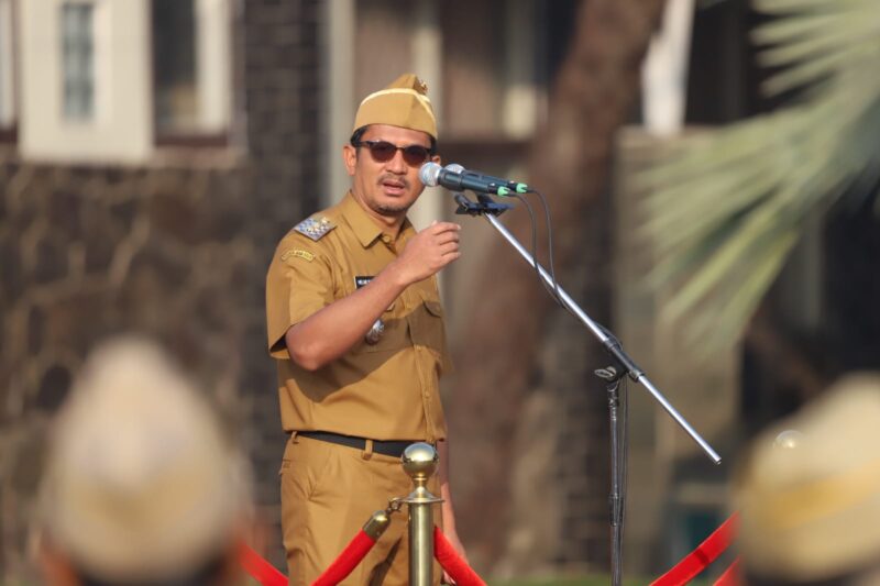 Wakil Bupati Garut, dr. Helmi Budiman memimpin apel gabungan terbatas yang berlangsung di Lapangan Setda, Jalan Pembangunan, Kecamatan Tarogong Kidul, Kabupaten Garut, Senin (24/7/2022).