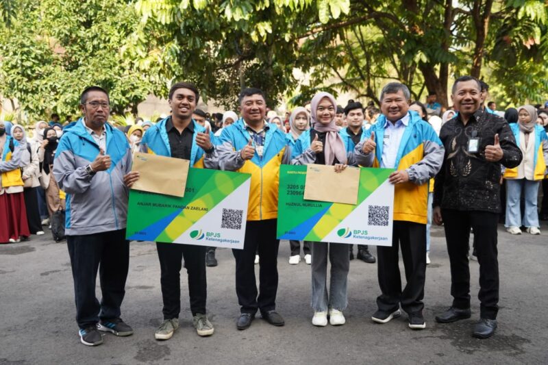 Bupsti Garut, Rudy Gunawan melepas 1.253 peserta KKN Tematik Uniga Tahun 2023, di Area Kampus I Uniga, Jalan Raya Samarang, Kecamatan Tarogong Kaler, Kabupaten Garut, Selasa (25/07/2023).