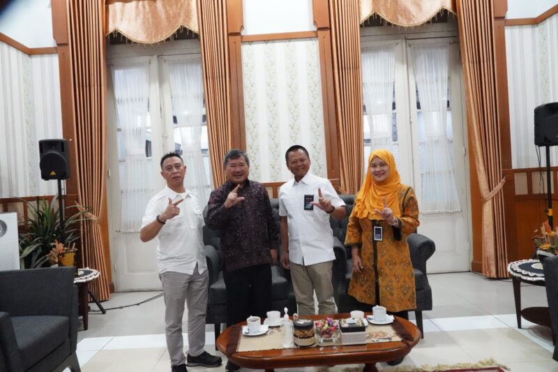 PENA GARUT.COM-Garut, Rabu (27/07/2023), Bupati Garut, Rudy Gunawan, menerima kunjungan kerja (Kunker) yang sangat penting dari perwakilan PT. Permodalan Nasional Madani (PNM). Delegasi tersebut dipimpin oleh Direktur Bisnis PT. PNM, Prasetya Sayekti, dan berlangsung di Ruang Pamengkang, Kecamatan Garut Kota, Kabupaten Garut.