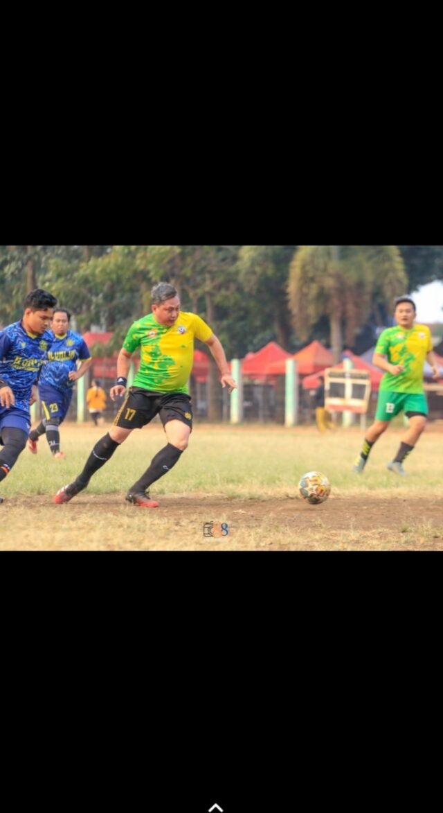 PENA GARUT.com- DPRD Garut, Jawa Barat, menjamu tim Ikatan Alumni Universitas Indonesia (Iluni) dalam pertandingan sepakbola persahabatan di lapangan SOR Kerkhof. Tim DPRD didukung oleh beberapa Anggota Dewan, termasuk Dede Salahudin (PKS), Hasan Basri (PKS), Yusup (PKS), Wildan (PAN), dan Dadan (PDIP). Mereka juga diperkuat oleh mantan pemain Persib, Edi Hafid, mantan Persigar, H Iip, serta para pegawai Sekretariat Dewan (Setwan).