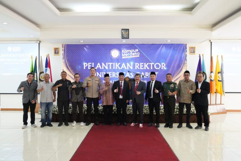 Bupati Garut, Rudy Gunawan menghadiri acara Pelantikan Rektor Universitas Garut (UNIGA) Masa Jabatan 2023-2028 yang berlangsung di Aula Gedung B UNIGA, Jalan Raya Hampor, Kecamatan Tarogong Kaler, Kabupaten Garut, Rabu (2/8/2023).