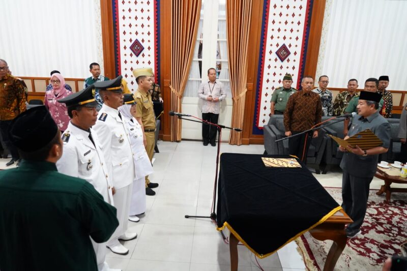 Bupati Garut melantik dan mengambil sumpah 4 Pejabat Administrator di Lingkungan Pemkab Garut, di Ruang Pamengkang, Pendopo Garut, Kamis (03/08/2023).