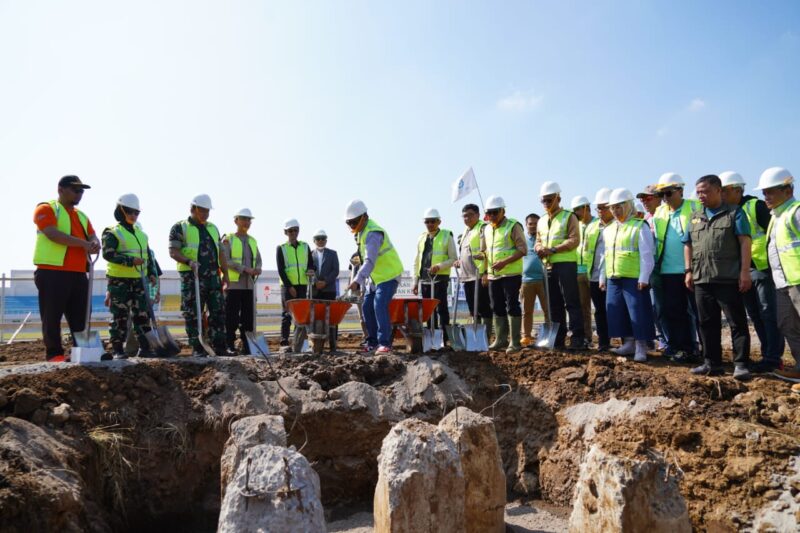 Bupati Garut, Rudy Gunawan melakukan _Ground Breaking_ Pembangunan Tribun Stadion RAA Adiwijaya yang berlokasi di SOR RAA Adiwijaya, Jalan Raya Proklamasi, Kecamatan Tarogong Kidul, Kabupaten Garut, Sabtu (5/8/2023