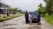 Bupati Garut, Rudy Gunawan, mengecek Jalan Anwar Musaddad, Kabupaten Garut, Selasa (18/4/2023).(Foto : Dok. Diskominfo Garut).