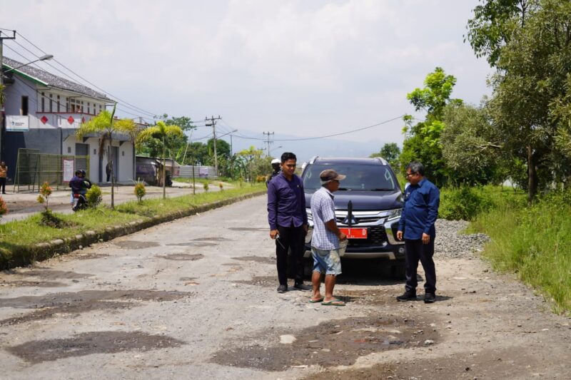 Bupati Garut, Rudy Gunawan, mengecek Jalan Anwar Musaddad, Kabupaten Garut, Selasa (18/4/2023).(Foto : Dok. Diskominfo Garut).