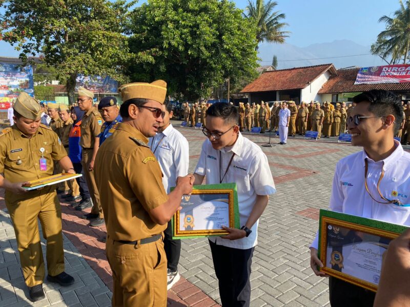 Pemberian penghargaan kepada beberapa pegawai di Kabupaten Garut dalam pelaksanaan apel gabungan terbatas di Lapangan Sekretariat Daerah (Setda), Jalan Pembangunan, Kecamatan Tarogong Kidul, Kabupaten Garut, Senin (21/8/2023).