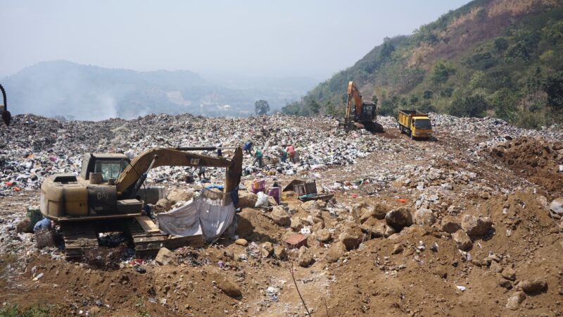 Kepala DLH Garut, Jujun Juansyah, meninjau secara langsung kondisi terkini TPA Pasir Bajing yang berlokasi di Kampung Pasir Bajing, Kecamatan Banyuresmi, Kabupaten Garut, Kamis (24/08/2023).