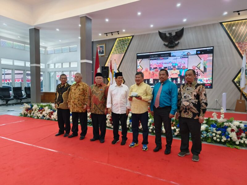 Bupati Garut, Rudy Gunawan, memberikan sambutan dalam acara Seminar Nasional yang digelar oleh STIKes Karsa Husada Garut di Gedung Pendopo Garut, Kecamatan Garut Kota, Kabupaten Garut, Kamis (24/08/2023).