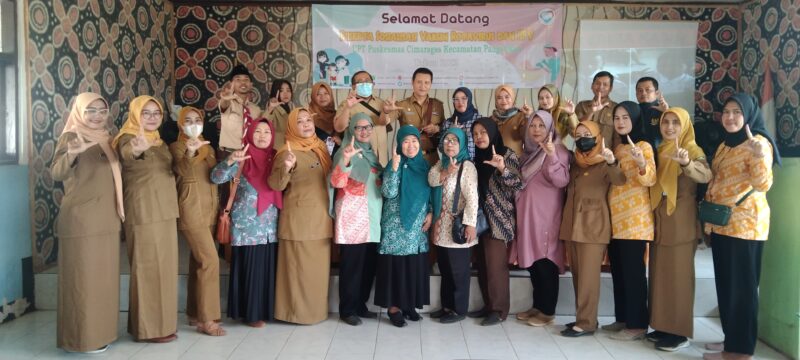 Kepala Puskesmas Cimaragas dr Hery Kurniawan, M.Kes Foto bersama usai acara mensosialisasi.foto( Ihsan).