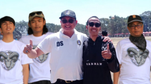 Ketua Garman, Wildan Romadon (sweater hitam) digandeng Manajer tim Persigar U 17, H. Dede Salahudin, yang juga Anggota DPRD Garut, Fraksi PKS di lapang Ketkhof