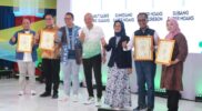 Kepala Diskominfo Garut, Margiyanto, menerima dua penghargaan untuk kategori _Kabupaten Contributor of The Year_ dan _Kabupaten Anti Hoax of The Year_, dalam acara VIRAL Jabar 2023, di Aula Barat Gedung Sate, Jalan Diponegoro Nomor 22, Kota Bandung, Sabtu (02/09/2023).