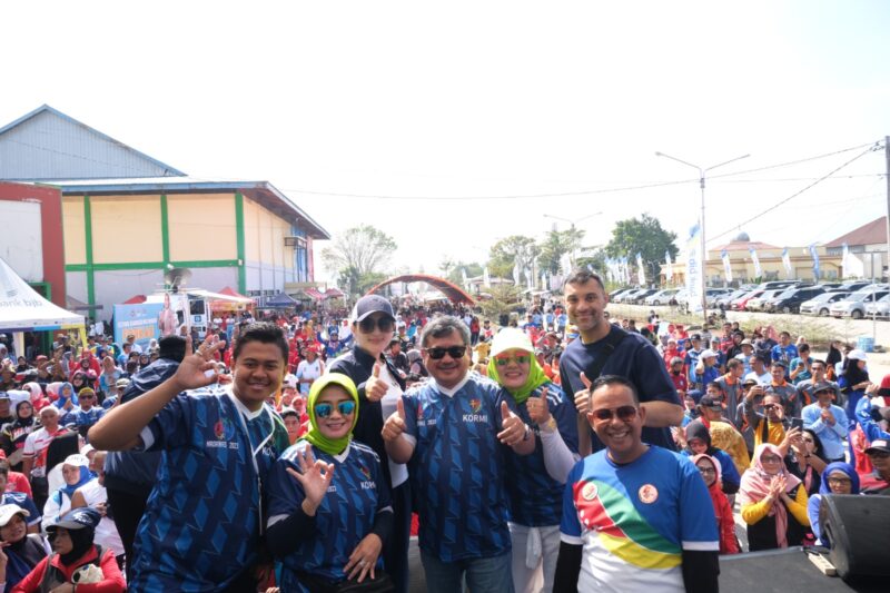 Pelaksanaan penutupan Festival Olahraga Rekreasi Masyarakat Kabupaten (FORKAB) Garut yang berlangsung di SOR RAA Adiwijaya, Jalan Proklamasi, Kecamatan Tarogong Kidul, Kabupaten Garut, Minggu (10/9/2023).