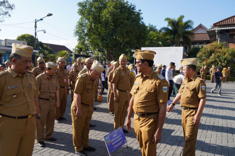 Wakil Bupati Garut, dr. Helmi Budiman memimpin apel gabungan terbatas yang berlangsung di Lapangan Sekretariat Daerah (Setda) Garut, Jalan Pembangunan, Kecamatan Tarogong Kidul, Kabupaten Garut, Senin (18/9/2023).