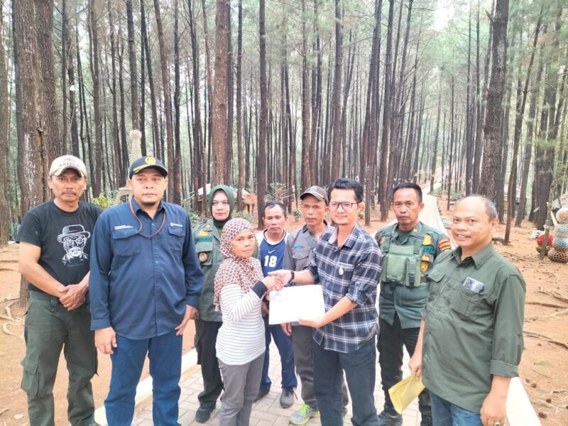 PENA GARUT.COM-GARUT, Leles, Perum Perhutani Kesatuan Pemangkuan Hutan (KPH) Garut serahkan santunan kematian dari Asuransi Amanah Gita sebesar Rp. 16.800.000,- kepada ahli waris almarhum Dede Sahria mitra penyadap getah pinus, bertempat di Resort Pemangkuan Hutan (RPH) Limbangan, Bagian Kesatuan Pemangkuan Hutan (BKPH) Leles, Senin (11/09/2023)