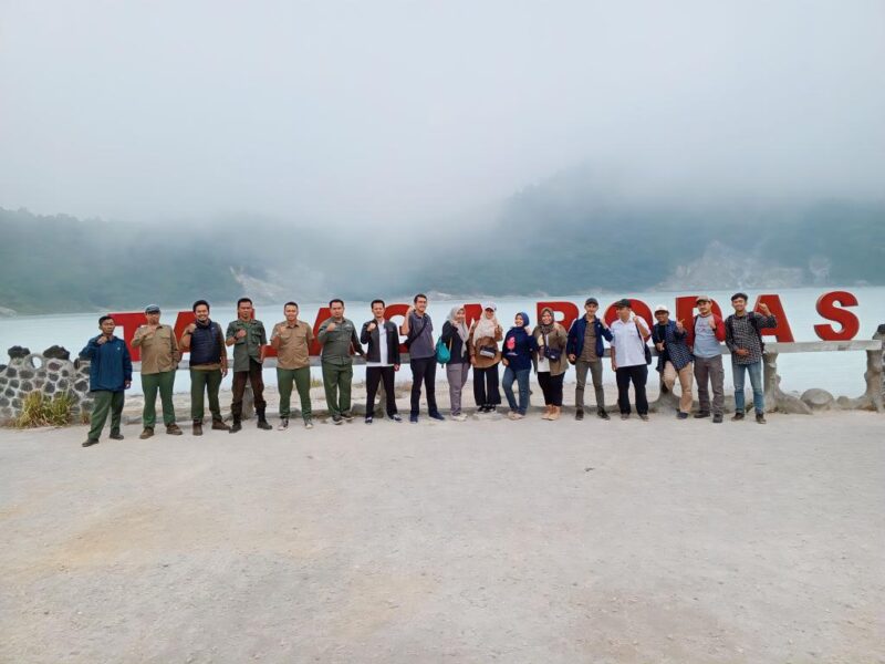 Kesatuan Pemangkuan Hutan (KPH) Garut, bersama dengan Kementerian Lingkungan Hidup dan Kehutanan (KLHK) serta Badan Pengelolaan Daerah Aliran Sungai Cimanuk Citanduy (BPDAS), telah bersatu dalam suatu kegiatan pemantauan yang vital terkait dengan tanaman Rehabilitasi Hutan dan Lahan (RHL) P2. Kegiatan ini berlangsung di Petak 36D Resort Pemangkuan Hutan (RPH) Wanaraja, wilayah Bagian Kesatuan Pemangkuan Hutan (BKPH) Cibatu, pada hari Senin (25/09/2023.