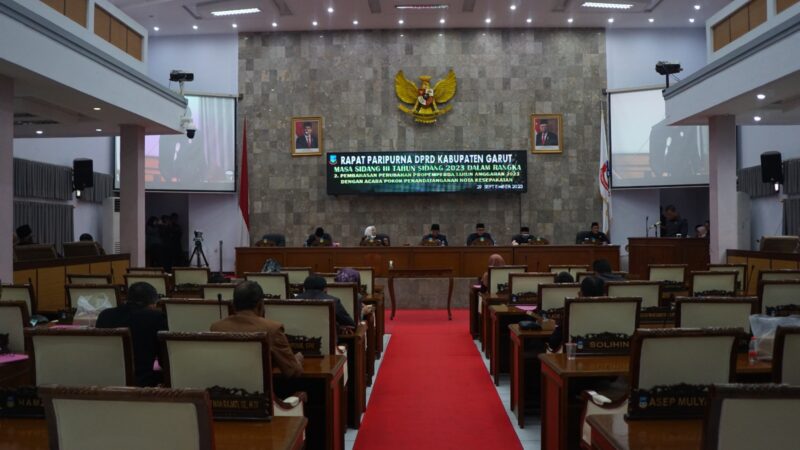 Bupati Garut, Rudy Gunawan menghadiri Rapat Paripurna DPRD Masa Sidang III Tahun Sidang 2023 yang berlangsung di Ruang Rapat Paripurna DPRD Garut, Jalan Patriot, Kecamatan Tarogong Kidul, Kabupaten Garut, Jum'at (29/9/2023). 